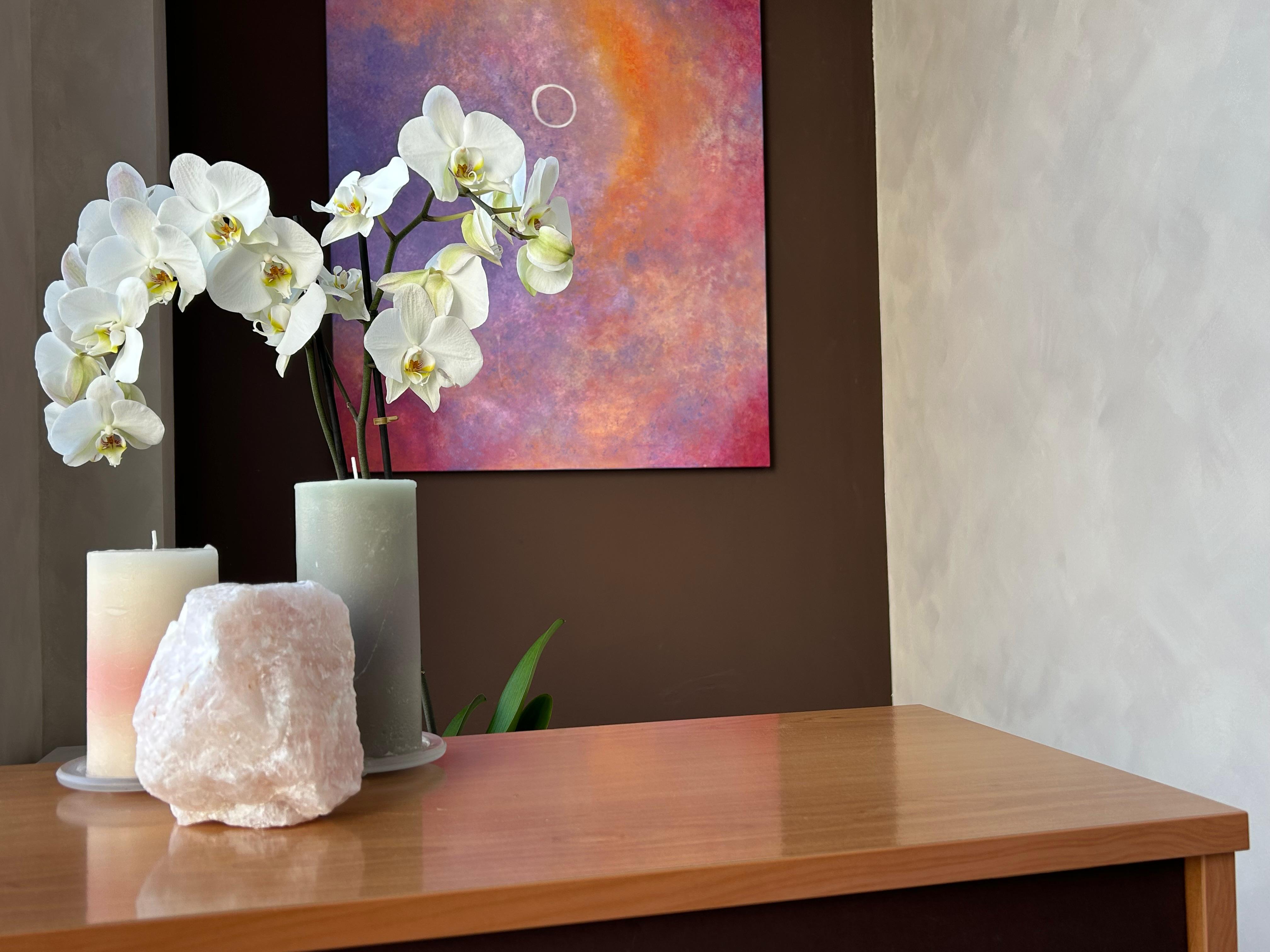 Fisioterapeuta con paciente en la recepción